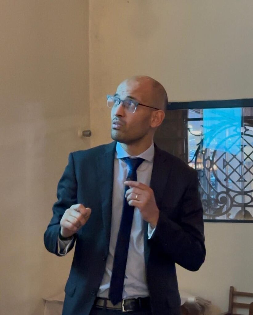 Leonardo Luz conduzindo um encontro fechado com empresários.