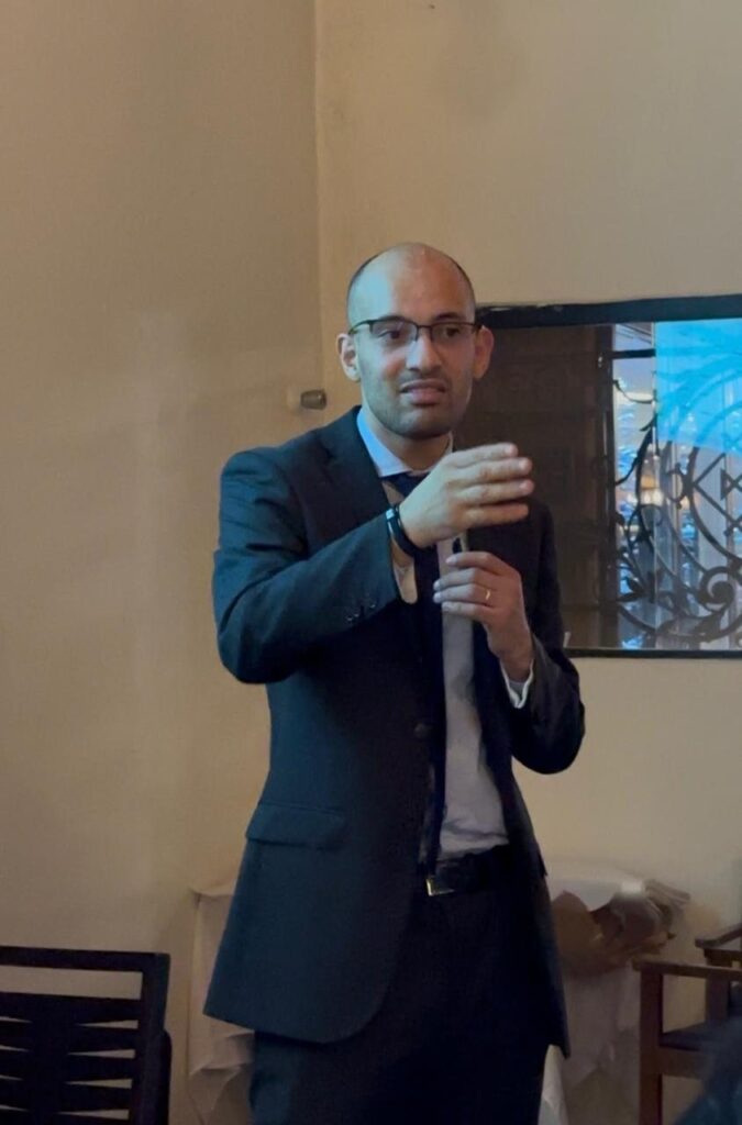 Leonardo Luz explicando um ponto durante encontro com lideranças.