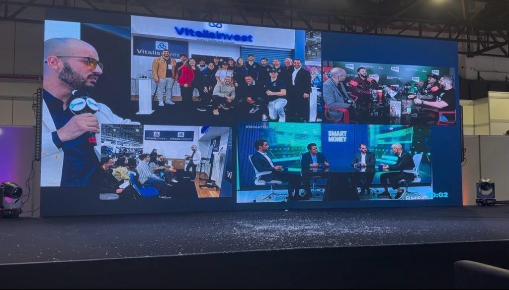 Painel com registros de imprensa, televisão e eventos da Vitalis.