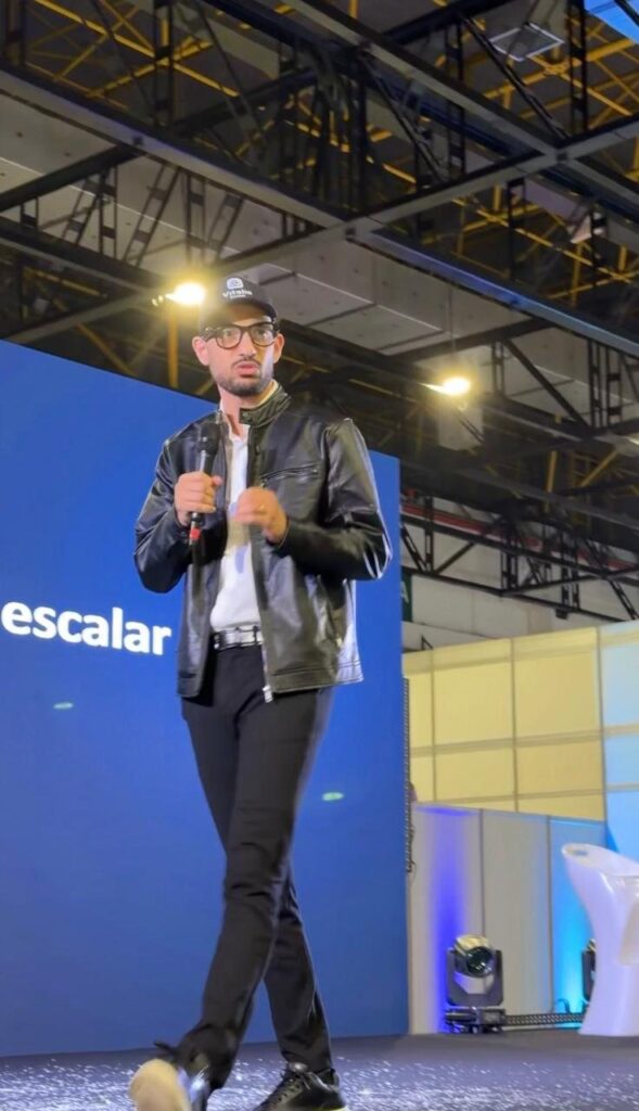 Leonardo Luz falando para a plateia no palco principal.
