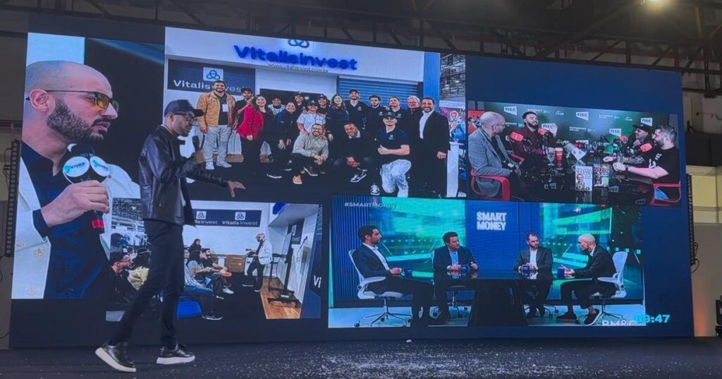Leonardo Luz caminhando no palco diante do painel de LED.
